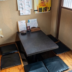 足を伸ばしてリラックスできるお座敷席は世代を問わず過ごしやすく、和の情緒あふれた居心地の良い空間。