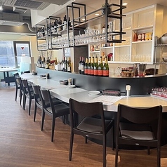 お一人様も気軽に立ち寄れるカウンター席。お洒落で過ごしやすいお席で、自分だけの贅沢なひとときをどうぞ◎