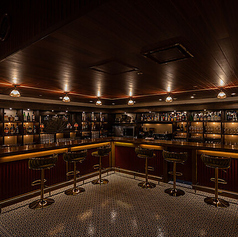 ハイチェアでほんの少しだけ、緊張感のある席です。こちらでお好きなドリンクなどお楽しみいただけます☆