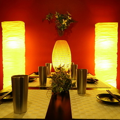 【個室｜ゆったりと寛げます】食材からこだわった絶品料理を味わえる当店では、少人数様向けの半個室をご用意しております。あまり周りを気にすることなくご利用いただけるので、お子様連れのお客様にも安心です。その他、お席のご希望等ございましたらお気軽にご相談ください。