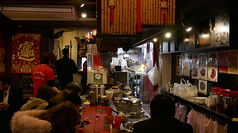 【カウンター席はおひとり様でも大歓迎！】おひとり様でも気軽に立ち寄れるカウンター席をご用意しました！お仕事の合間のランチや、ふらっと立ち寄りたい気分の時にどうぞ◎料理人の手さばきを眺めながら、自分だけの時間を満喫するのもおすすめです☆もちろん、お友達とのサク飲みにもぴったりです！