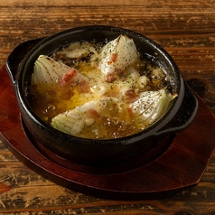 新玉ネギと花畑牧場のラクレットチーズのアヒージョ