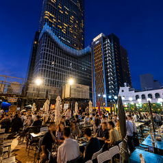 最大300名まで対応可能な貸切利用も受付中。屋上ならではの開放感と新宿夜景を背景に、会社イベントや大型パーティ、季節宴会まで幅広いシーンで利用されています。