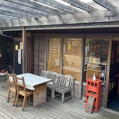 完全オープンエアーなテラス席。雨に注意です。。