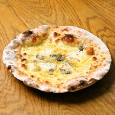 一度に３種類のチーズが味わえるピザ