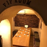 誠に恐れ入りますが、当店には専用の駐車場はございません。お車でご来店されるお客様には、ご不便をおかけいたしますが、近隣のコインパーキングをご利用いただくようお願いしております。お酒をお召し上がりの際は、公共交通機関をご利用ください。