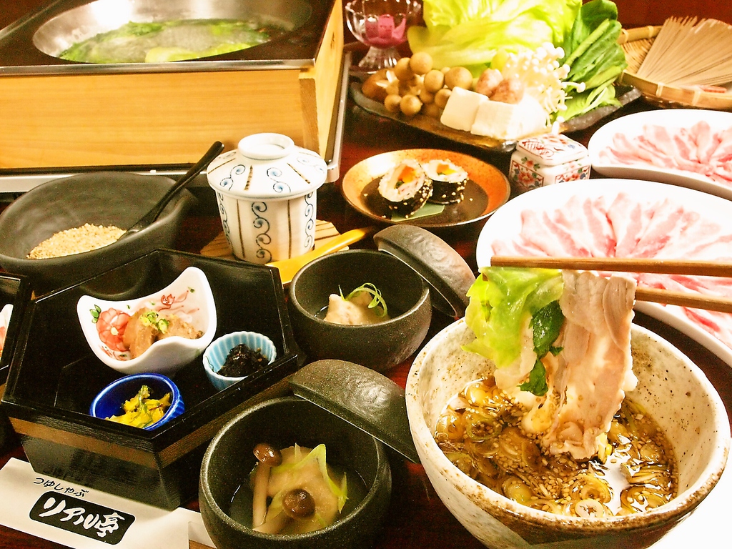 自慢の豚しゃぶは、あっさり和風だしに潜らせて頂きます。〆のお蕎麦も絶品です！