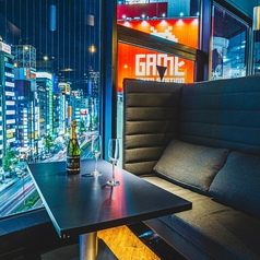 プライベート感たっぷりのカップルシートで新宿の夜景を独占※コースご予約の方のみ利用可能