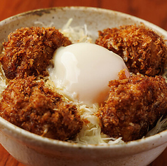 旨味たっぷりの「タレカツ丼セット」の写真