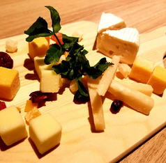 チーズの盛り合わせ〈ゴーダ&ブルー&ミモレット&パルミジャーノ&カマンベール）