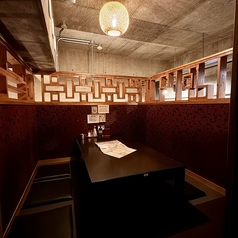 【デザイナーズ個室】和の趣き溢れる店内は大人の為の落ち着いた雰囲気。2名様~12名様までご利用可能な完全個室は本八幡での接待や女子会、合コンなどに最適なプライベート空間♪本八幡駅の居酒屋をお探しの方はぜひ当店へ♪(本八幡/居酒屋/個室/飲み放題/喫煙可能/デート/誕生日/記念日/牛タン/女子会/宴会/肉/焼き鳥/鶏)