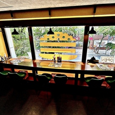 窓一面にある大きなストアロゴは、映えポイント！（窓側カウンター席）