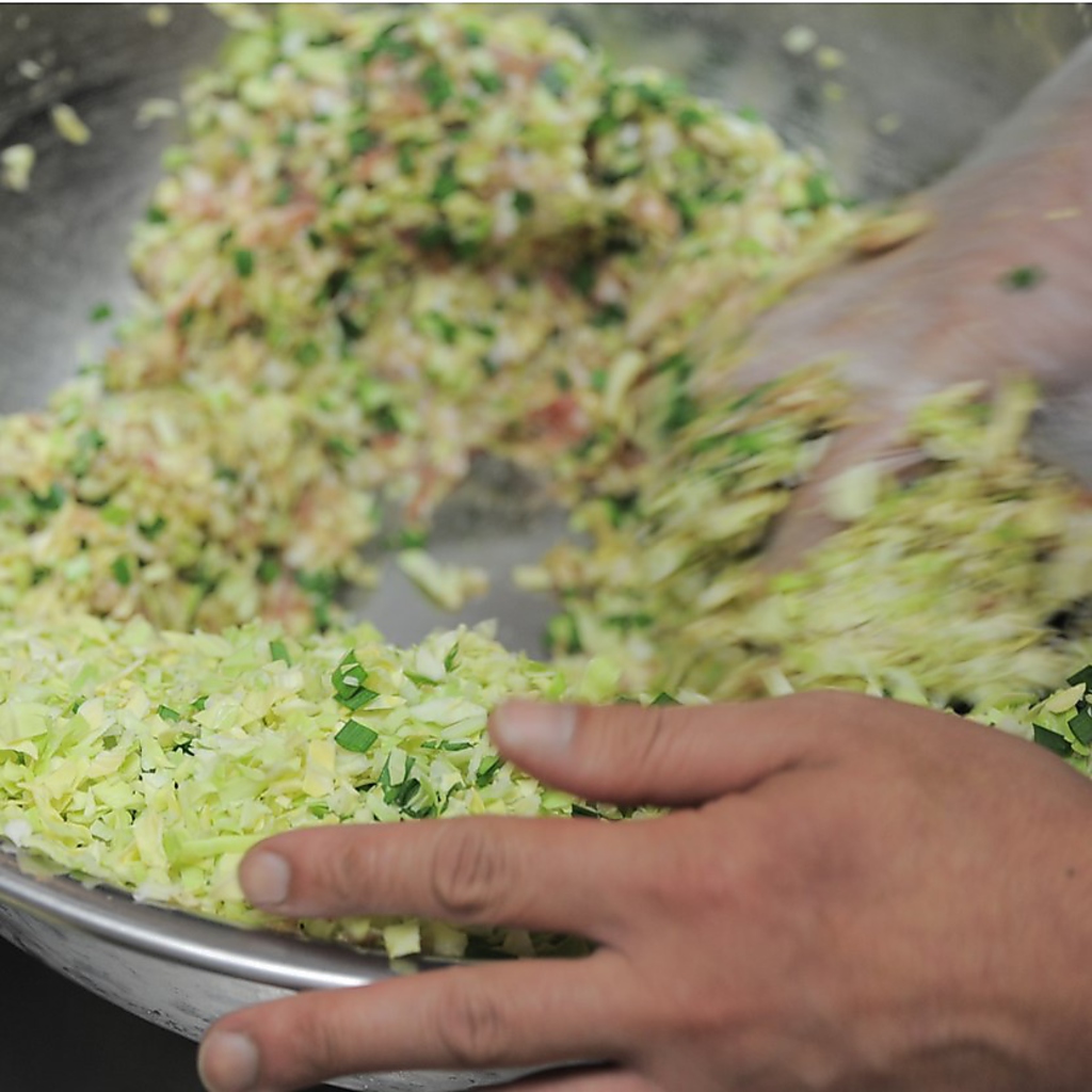 素材にこだわり、神石高原町のもち豚・キャベツは広島県産です。安心安全な食材です！