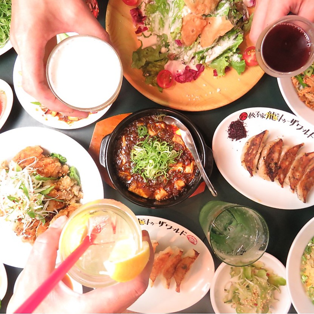 今夜は餃子パーティ！小皿料理が中心です。たくさんいろんな種類のお料理をテーブルに彩りよく！