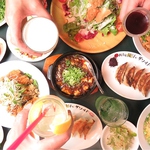 今夜は餃子パーティ！小皿料理が中心です。たくさんいろんな種類のお料理をテーブルに彩りよく！