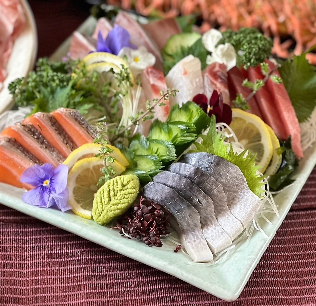 豊洲市場から直送の新鮮な刺し身も自慢!!