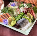 豊洲市場から直送の新鮮な刺し身も自慢!!