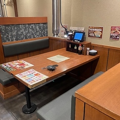 4名掛け12席、6名掛け5席ご用意しております