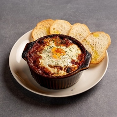 半熟卵とソーセージの旨辛トマト煮込み