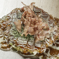 圧巻の光景！お好み焼きを大きな鉄板で焼き上げます♪