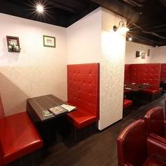 6人掛けのソファ席を2卓ご用意しております。背の高いお席のため、隣の席を気にせずワイワイ楽しめます!ママ会や少人数宴会などに是非ともお使いください!