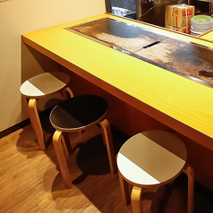 当店はカウンター席×10席となっています！カウンター席は店主が焼き上げるお好み焼きを目の前で楽しみことができる点も魅力の一つとなっています！ぜひ、デートや記念日にご利用ください。