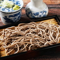 そば粉には、風味豊かな北海道産のものを使用。宴会や飲み会の締めくくりには、栄養豊富で胃に優しい蕎麦が最適。温かい蕎麦、冷たい蕎麦、豊富な蕎麦メニューの中から、その日の気分に合わせた一杯を見つけ、心身ともに満たされる最高の締めくくりをお楽しみください。ランチタイムには、お得なセットメニューも◎