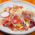 料理メニュー写真&nbsp;生ハム・ハモンセラーノのサラダ