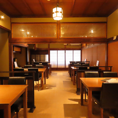 2階のテーブル席は、8名様よりふすまで仕切ることでプライベートな空間としてご利用いただけます。周囲を気にせず会話を楽しめるため、接待や親睦会、大切な記念日の会食にもおすすめです。職人自慢の手打ち蕎麦や馬肉料理を囲みながら、上質な大人のひとときをお過ごしください。