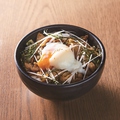 料理メニュー写真 温泉卵の生姜焼き丼