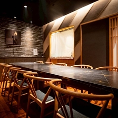 4名様～最大10名様ご利用いただける個室は、プライベート感を大切にした落ち着いた空間です。会合やちょっとしたお祝いに最適で、皆様がリラックスしながらお食事を楽しめる環境を整えています。ぜひご利用ください。