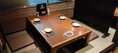 4名様テーブル×2　気軽に使える　「　掘りごたつ　」　半個室テーブル席は間の仕切りをとって８名様までのお席にも変更可能★