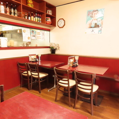 4名様×5席　椅子とソファーがあります。