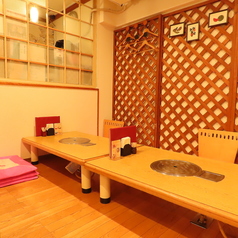 最大4名様でご利用いただけるお座敷席を、全3卓ご用意しております。足をのばして、くつろぎながらお過ごしいただけるお席タイプとなっております！