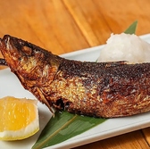 炭火でじっくりと焼き上げた原始焼きは、素材本来の旨味を存分に引き出した一品！外はパリッと香ばしく、中はふっくらジューシーに仕上がり、一口食べるたびに広がる豊かな風味がたまりません。