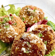 【全6席】本格フレンチでありながら仕事帰りのお客様も大歓迎♪木製作りのおしゃれなカウンター席でワインとフランス1つ星レストランで勤務経験のあるシェフのお料理をお楽しみください♪