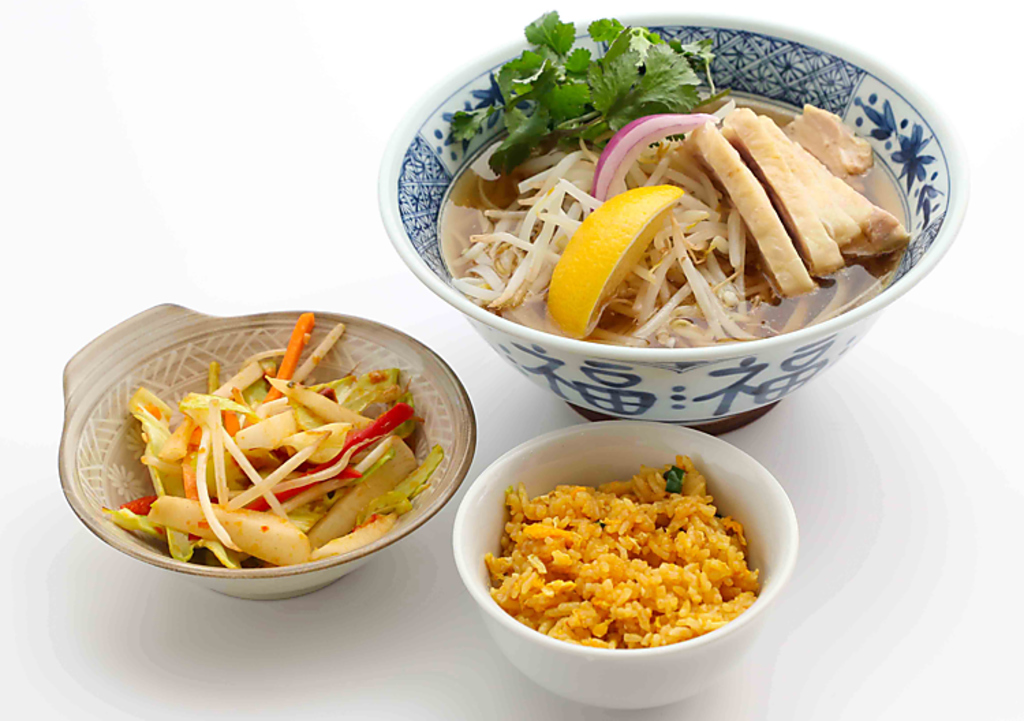 周りを気にせず寛げるプライベートな個室を完備。大切な友人や家族と、特別な空間で会話も弾みます。