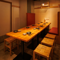 テーブルを繋げて10名様規模の団体利用も可能です。