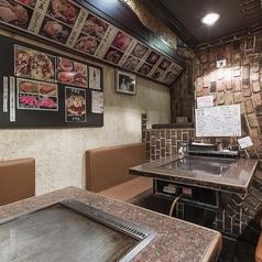 デートやご友人とのちょっとしたお食事利用に最適なテーブル席がございます。コンパクトながら落ち着いた空間で、会話も自然と弾む距離感です。気軽にご利用ください。