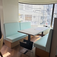 明るく清潔感のあるソファ席は女子会に◎座り心地のよいクッションと異国情緒ある空間で会話も弾みます♪