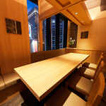 夜景が美しく見える個室で、特別なひとときをお楽しみいただけます。贅沢な時間をお過ごしください。