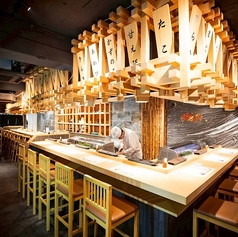 カウンター席は15席をご用意しており、温かみのある木の素材と洗練されたデザインが特徴です。落ち着いた雰囲気の中で、料理人の技を間近で楽しむことができる特別な空間。お一人様でも、デートや友人との食事にも最適で、心地よい距離感で会話を楽しめます。