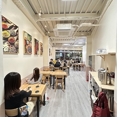 １F：合計30席の大フロア2名テーブル～6名テーブルまでご用意◎お一人様も大歓迎です。ご友人やご家族様ともランチやお仕事終わりの飲み会の場にも是非◎