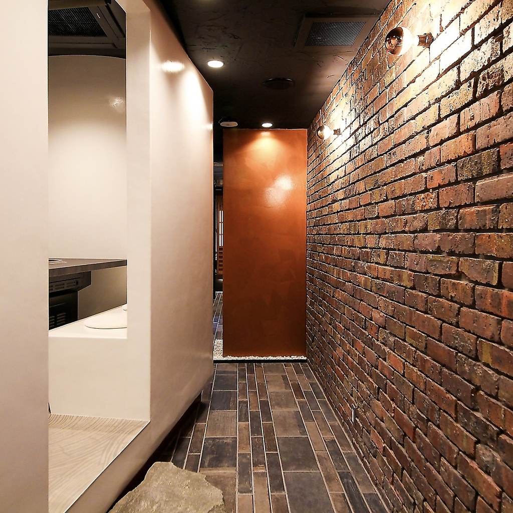 ボックス席、半個室、完全個室、宴会席、掘りごたつ席の5種類をご用意。大切な方との会食に是非！