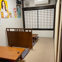 (各4人がけ)少人数宴会に最適な座敷個室です。衝立を外してテーブルをつなげることで最大10名様まで利用可能。歓送迎会や会社宴会、ご友人同士の飲み会、ご家族でのお集まりなど様々なシーンでご利用いただけます。※個室利用は8名様以上の宴会利用時に限ります。少人数でのご利用時は個室確約ではございません。