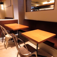 片側ソファー席、2名～8名人数によってセッティングいたします。