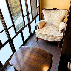 【二の間縁側】予約不要の喫茶利用にもピッタリ！ゆったりとした雰囲気の中で、心安らぐひとときを過ごせるテーブル席です。窓から差し込む柔らかな光が、心地よい風と共に静かなひとときを演出します。ぜひごゆっくりお楽しみください。