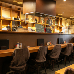 お一人様でも気兼ねなくお食事を楽しめるカウンター席をご用意しております。目の前で料理が出来上がっていく様子を見ながら、店主との会話も弾む特等席です。仕事帰りの一杯や、サクッと食事をしたい時に最適です♪