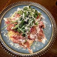 生ハムとルッコラのチーズたっぷりパスタ