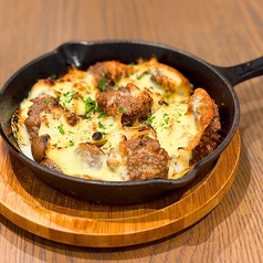 3種キノコと自家製サルシッチャの道産カチョカヴァロ炙り焼き